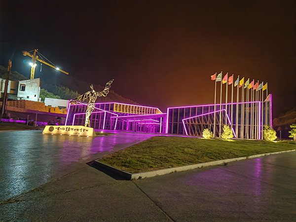 城市亮化是现代城市建设的重要组成部分，它不仅可以美化城市的夜景，还能提升城市的整体形象。随着科技的不断进步，城市亮化也得到了更多的关注和创新。本文将介绍一些关于城市亮化的创意和技术，帮助读者了解桑日城市亮化的重要性以及如何进行桑日城市亮化的规划和实施。